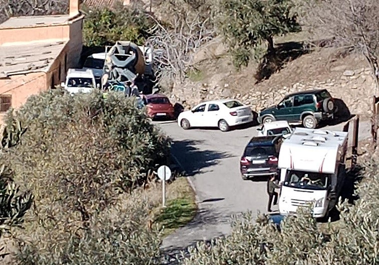 Tráfico corta el acceso a Sierra Nevada tras llenarse los parking de la estación por primera vez esta temporada
